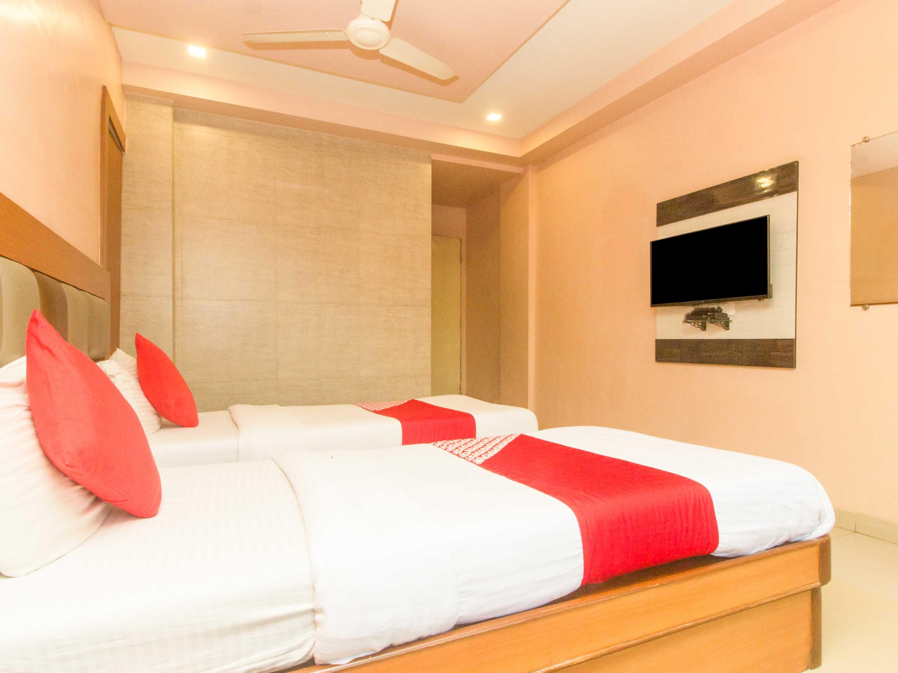 Oyo Hotel Sarovar Grand Kalamboli Bagian luar foto
