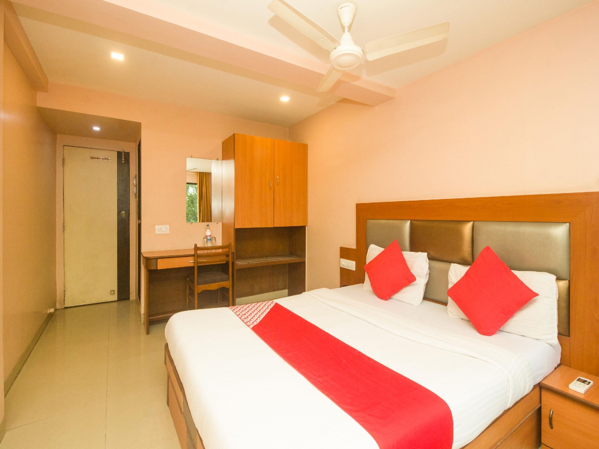 Oyo Hotel Sarovar Grand Kalamboli Bagian luar foto